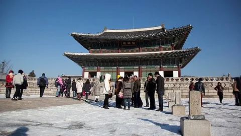 4K Winter scenery time lapse of people touring Korea Gyeongbokgung Palace. Stock Footage 77819424