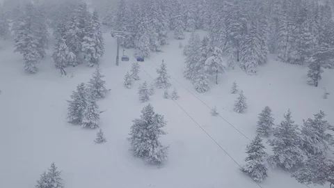 4k - Winter ski lift forest foggy morning 스톡 동영상 101168045