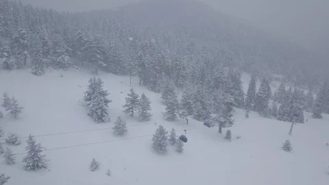4k - Winter snowfall in the forest ski lift foggy 스톡 동영상 101244513