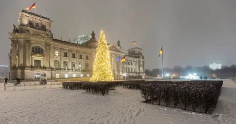 4k winter time lapse of the german parliament building. Snow falling Stock Footage 173742898
