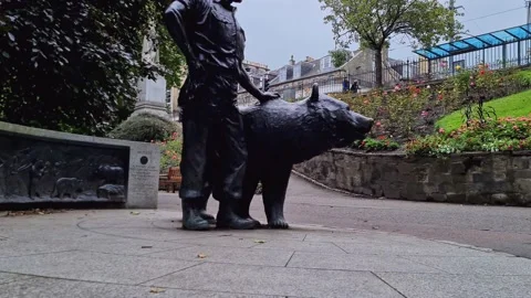 4K Wojtek Statue - Edinburgh Stock Footage 163749187