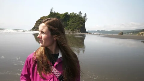 4K Woman Walks Away from Ruby Beach Boulder Video stock 109036492