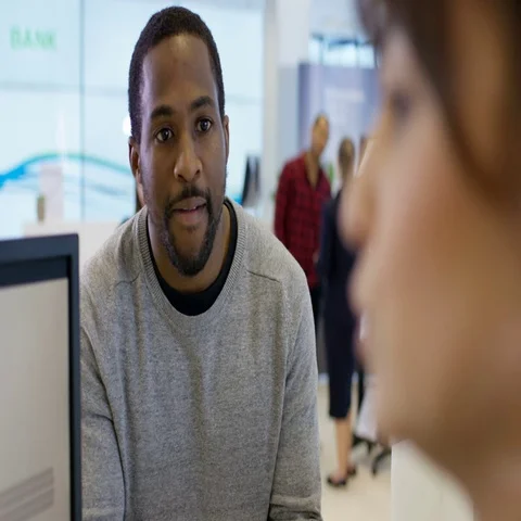 4K Worker at customer service desk assisting customer in modern bank Vidéo 69488052