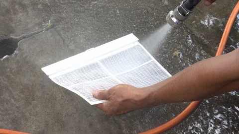 4K Workers use high pressure hose to clean the air filter. 库存影片 105242809