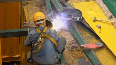 4k Workers welding iron on high With equipment for safety wear 库存影片 106252164