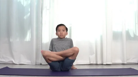 4k Yoga at home Vídeos de archivo 114307326