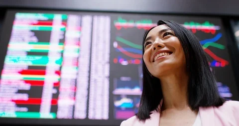 4K Young city trader looking around stock exchange floor with awe &amp; excitement Stock-Footage 118971309