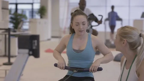 4K Young fit group working out in the gym with fitness instructor supervising Video stock 75858945