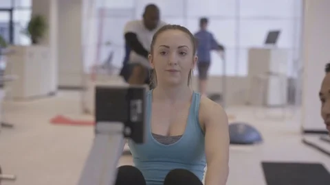 4K Young fit group working out in the gym with fitness instructor supervising Video stock 75859186