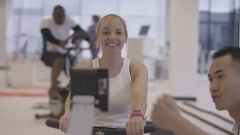 4K Young fit group working out in the gym with fitness instructor supervising Video stock 75859916