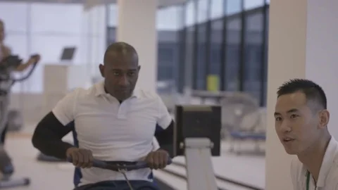 4K Young fit group working out in the gym with fitness instructor supervising Video stock 75861057
