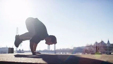 4K Young man balancing on his hands in the city, in slow motion Video stock 72003316