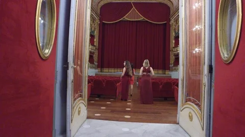 4K young man joining beautiful girls in opulent opera theatre Video stock 92471171