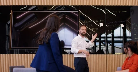 4K Young professionals discussing ideas in a brainstorming meeting Stock Footage 118768146