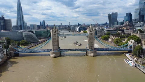 4K Zoom Out View of Tower Bridge with The Shard and City of London Skyline Stock Footage 315406604