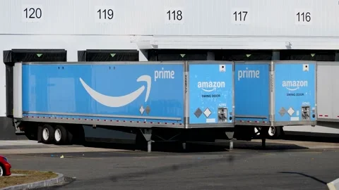 4K60fps, Amazon Prime mail distribution center trucks, loading dock area Video stock 142723535