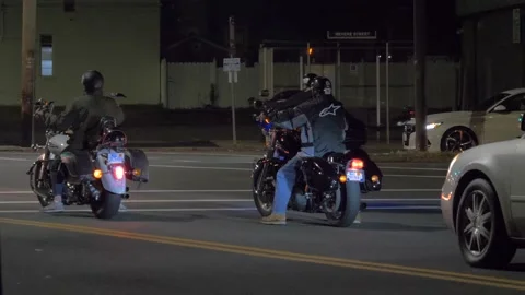 4K60fps, Motorcycle riders cross intersection after red light turns, sound 스톡 동영상 132922878