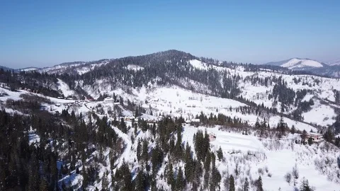 4k.Aerial. Winter time in mountains, rural area. Decrease in height 库存影片 87202858