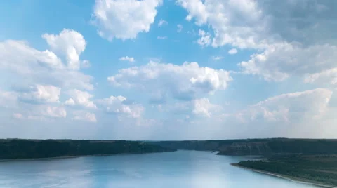   4k.Beautiful , mountain lake with reflections of clouds. Timelapse   Stockbeeldmateriaal 67828091