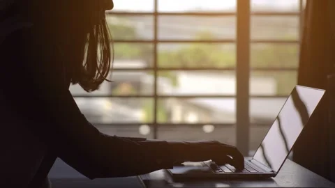 4K.Business working on tablet computer, Extreme close-up Woman hands on keyboard Vídeo Stock 139227771