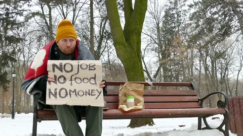 4K.Homeless man in  winter city park with  cardboard, no job, no money, no food Stockbeeldmateriaal 72139451