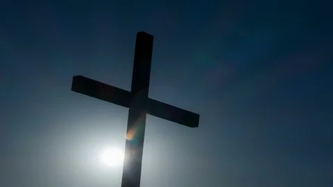 4К.Time-Lapse.Blue dramatic sky with sun and Christian Cross Vídeo Stock 92799406