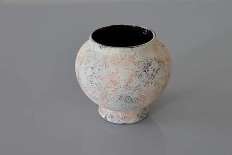 4S3A0880Ceramic vase on gray background. Ceramic vase Foto stock