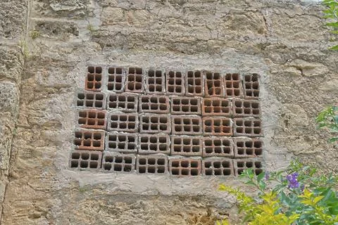 4S3A8079Old brick wall with holes in the form of a lattice. Stock-Fotos
