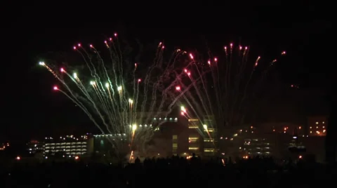 4th of July fireworks at night with a crowd watching 動画素材 34670093