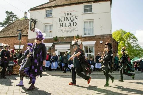 4th May 2019, Upton Upon Severn, UK. Morris dancers dancing outside a pub Stock Photos