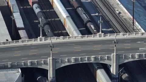 4th Street Overpass Car Tracking Los Angeles Close Up Drone Aerial View 스톡 동영상 335339321