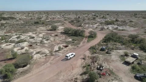 4wd Vehicle exploring the Opal Mining fields of White Cliffs, NSW, Stock Footage 208643634