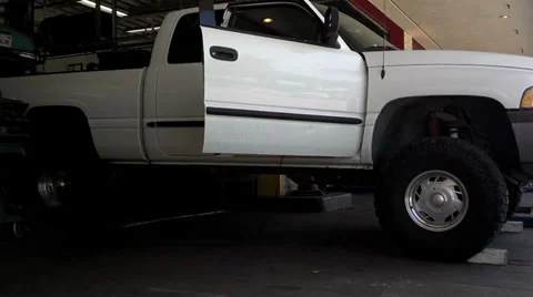 4x4 california smog check program big truck tires on dynamometer 스톡 동영상 34857636
