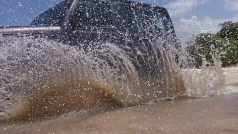 4x4 SUV splashing through shallow lagoon in Cumbuco Ceará Brazil Stockbeeldmateriaal 335151700