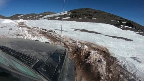 4x4 van going through snowy gravel road at winter on The Andes altiplane Vidéo 96017634