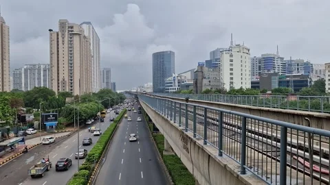 5-07-24; Vehicles navigating beneath the metro bridge in Cyber City, Gurgaon. Vidéo 279175761