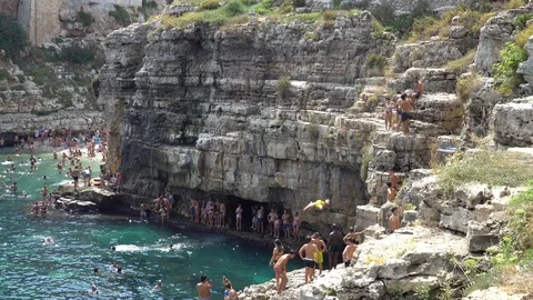 5 clips in 1. Polignano A Mare. Famous beach. People jumping from cliff . 4K. Vidéo 94986162