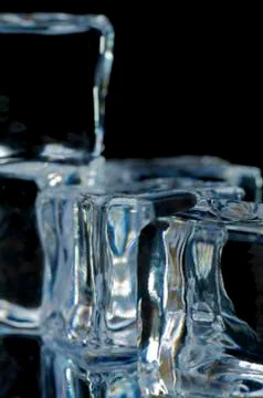 5 ice cubes macro 3 Stockfoto's