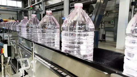 5 liter bottles 库存影片 135214364