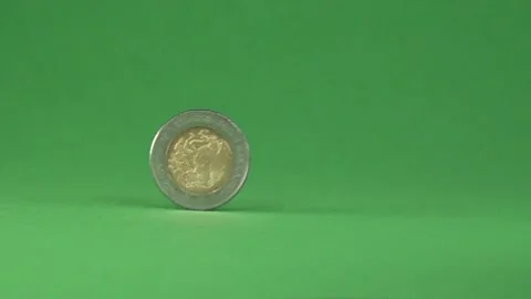 5 Mexican pesos spinning, on a chroma background. Stock Footage 141638245