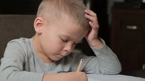 5-year-old boy doing homework with pencils Video stock 167606751