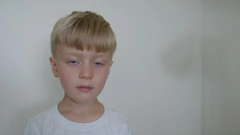 A 5-year-old boy looks out the window 動画素材 283033376