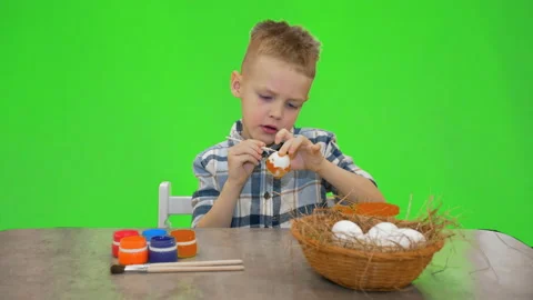 5 year old boy painting Easter eggs, chromakey 库存影片 170696375
