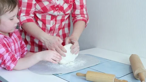 5 year old child learns to make homemade bread 스톡 동영상 151923946
