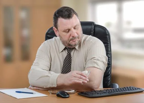 50 yo man gets self-vaccination against influenza Stockfoto's