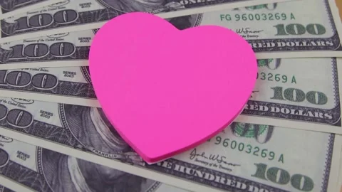 500 euro banknotes rotating on a table with multi-colored heart-shaped stickers Vídeo Stock 142311149