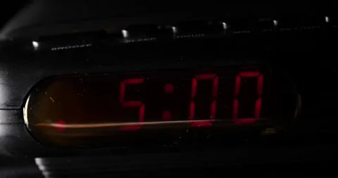 5:00 a.m. clock in the dark slow pan to the left in the morning close up Vidéo 204059783