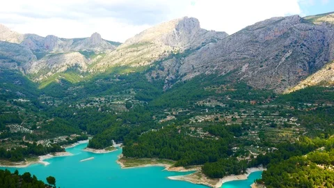 526 Panoramic 4k time lapse with a beautiful turquoise lake surrounded by for Stock Footage 91480510