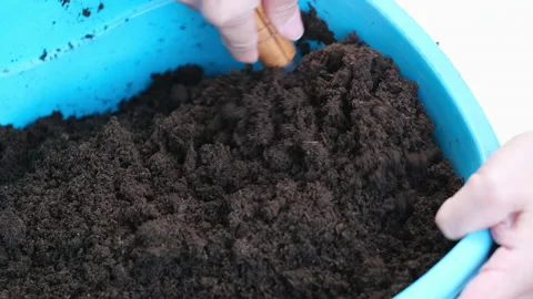 5373 Shovel the soil using a small shovel Video stock 147330951