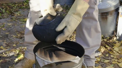 55 Ceramic Firing - Pot Mud Slip Removal Revealing Carbon Stenciling Vidéo 79575840